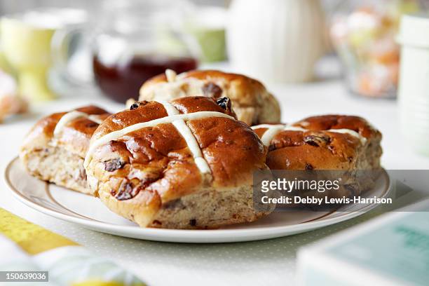 close up of plate of scones - hot cross buns stock-fotos und bilder