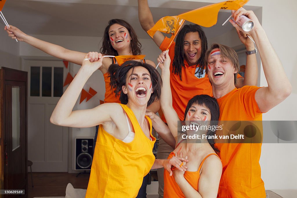 Freunde jubeln gemeinsam für Sport