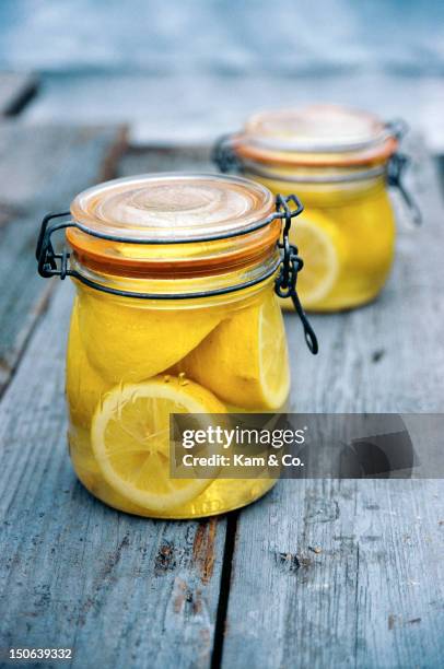 jar of lemons in juice - eingemacht stock-fotos und bilder