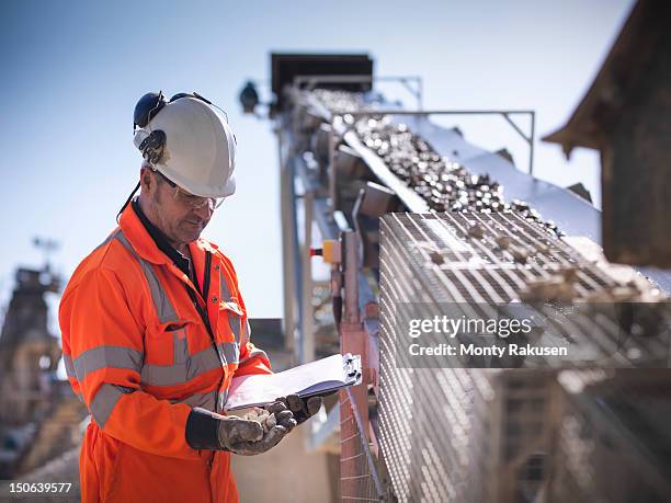 worker inspecting stone screening and crushing machine in quarry - screening of england is mine stock pictures, royalty-free photos & images