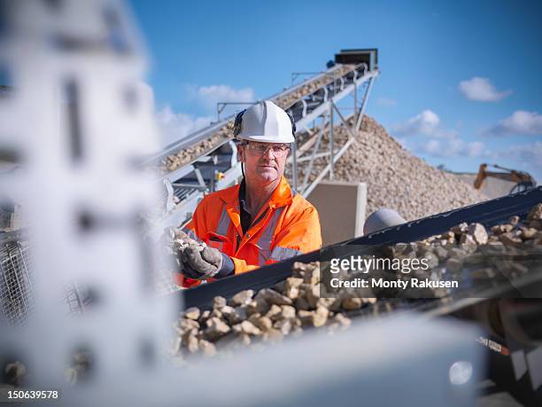 worker inspecting stone screening and crushing machine in quarry - screening of england is mine stock pictures, royalty-free photos & images