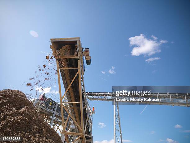 stone screening and crushing machine in quarry - screening of england is mine stock pictures, royalty-free photos & images