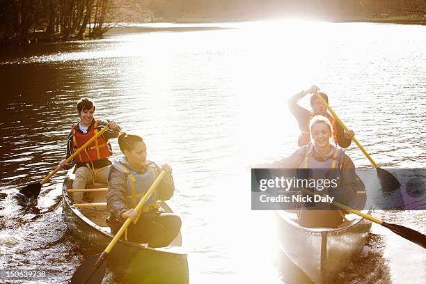 ご友人とご一緒にもカヌー漕ぎボートの湖 - カヌー ストックフォトと画像