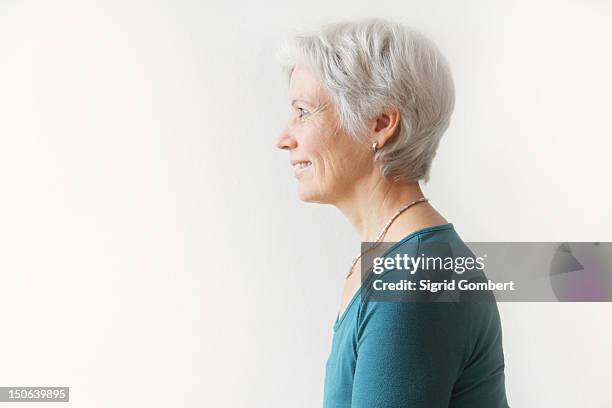 profile of womans head and shoulders - profilo vista laterale foto e immagini stock