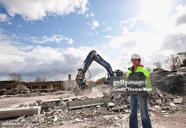 worker standing on construction site - protective workwear for manual worker stockfoto's en -beelden