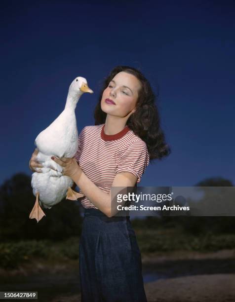 American actress Wanda Hendrix holding a duck, circa 1945.