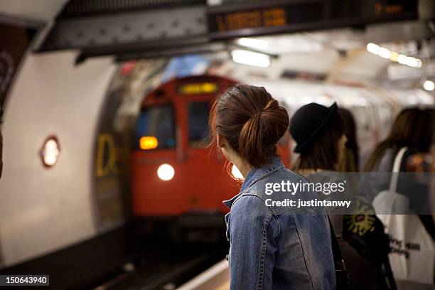 people waiting on platform - metro de londres imagens e fotografias de stock