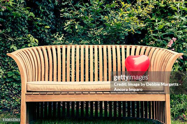 heart bench - empty bench with ballon stock-fotos und bilder