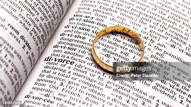 divorce wedding ring on dictionary - divorce stockfoto's en -beelden