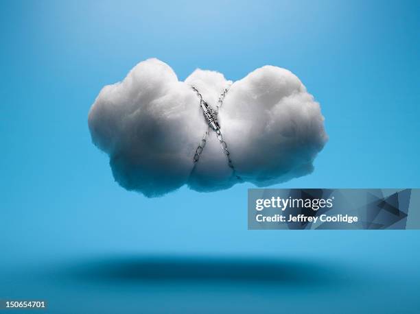 cloud with chain and lock - chain object imagens e fotografias de stock