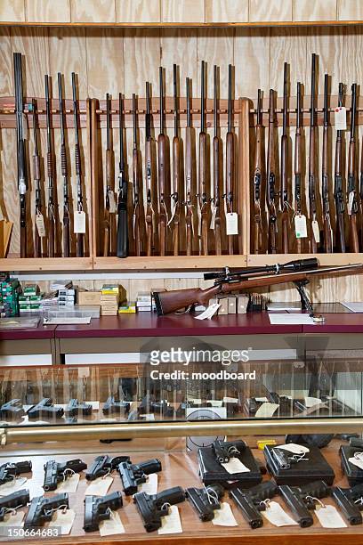 weapons displayed in gun shop - gun shop - fotografias e filmes do acervo
