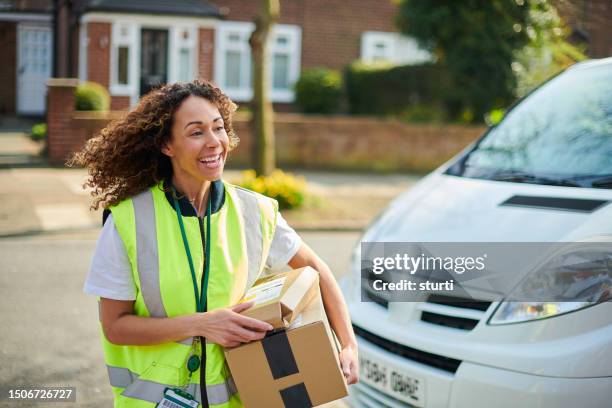 conductor de entrega caminando a la dirección - repartidor fotografías e imágenes de stock