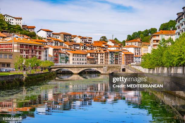 skyline di ondarroa dal fiume artibai e dal ponte latxambre, biscaglia paesi baschi spagna - biscaglia foto e immagini stock