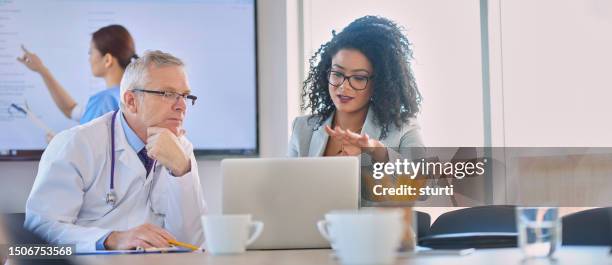 arzt im chat mit administrator - handelsvertreter für medizinprodukte stock-fotos und bilder