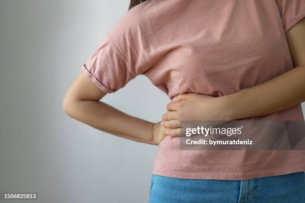 mujer con enfermedad renal - higado fotografías e imágenes de stock