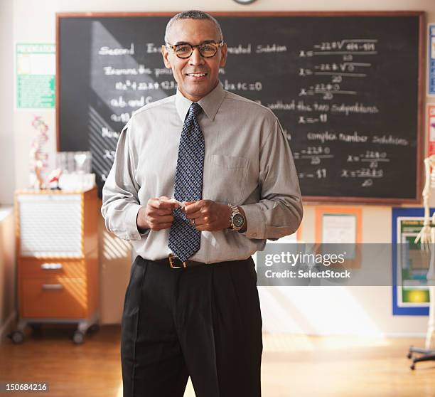 männliche school lehrer vor einer tafel - male teacher in a classroom stock-fotos und bilder