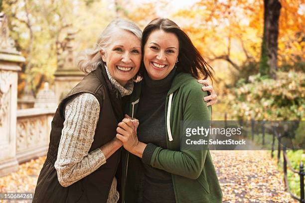 madre e figlia insieme all'aperto - autumn in new york foto e immagini stock