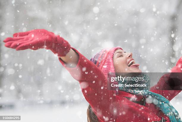 junge frau mit arme heben türen - women winter snow stock-fotos und bilder