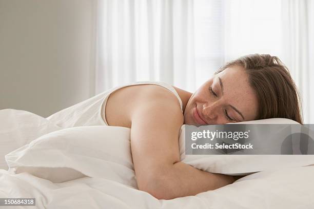 frau im bett schlafen. - man sleeping pillow stock-fotos und bilder