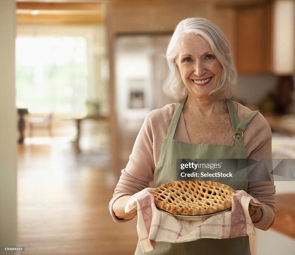 Senior Frau hält bis pie