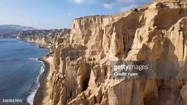 panorama aéreo de acantilados arena de vlihada beach en la isla de santorini, grecia - akrotiri fotografías e imágenes de stock