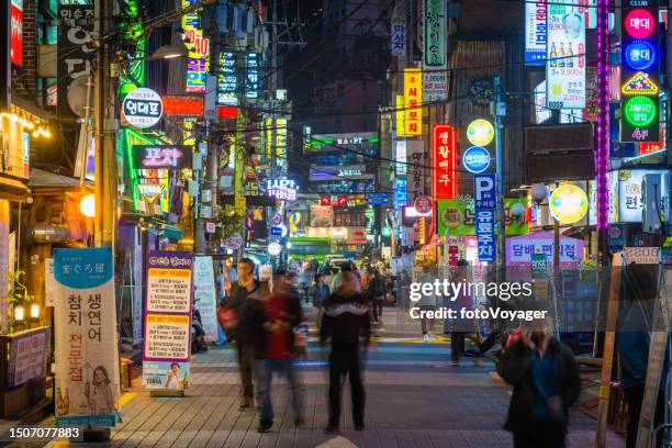 seoul neon nights crowded shopping streets downtown cityscape korea 1 - koreaans schrift stockfoto's en -beelden