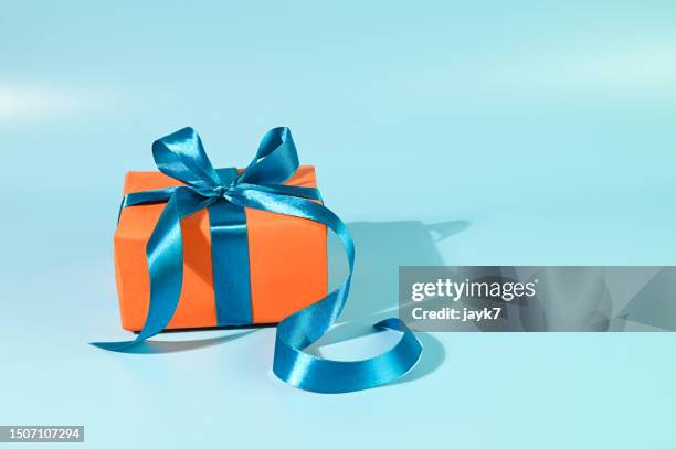 gift - geburtstagsgeschenk stock-fotos und bilder