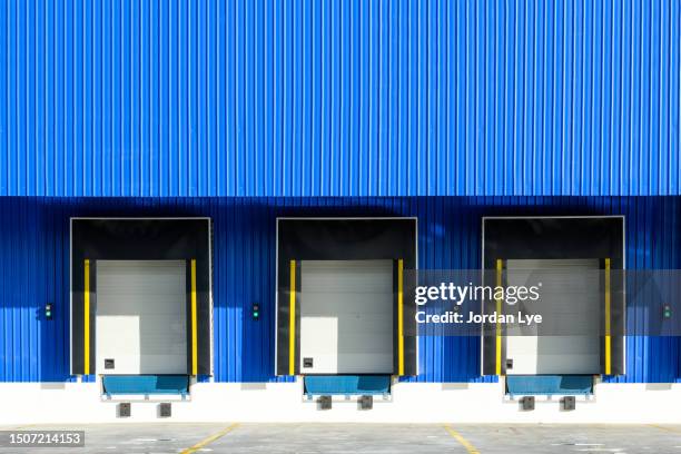 warehouse loading bays - muelle de carga fotografías e imágenes de stock
