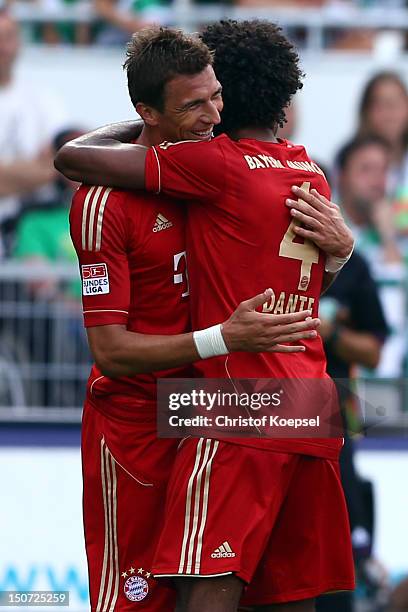 Mario Mandzukic celebrates the second goal with Dante of Bayern during the Bundesliga match between Greuther Fuerth and FC Bayern Muenchen at Trolli...