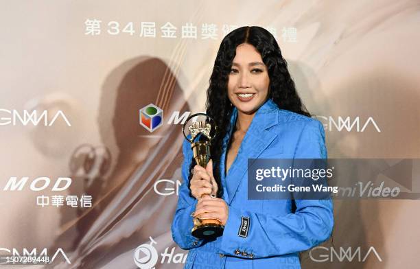 Lin poses with the award for Best Female Singer in the press room during the 34th Golden Melody Awards Ceremony at Taipei Arena on July 01, 2023 in...