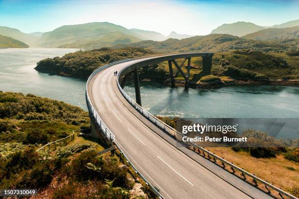 kylesku bridge, north coast 500, scotland - brug mens gemaakte bouwwerken stockfoto's en -beelden