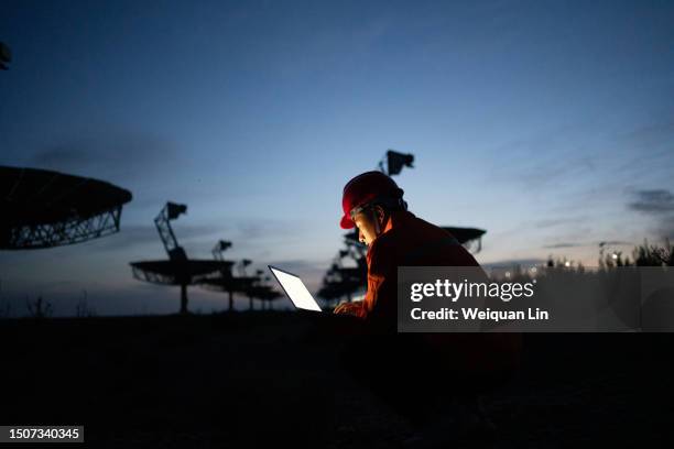 engineer in hard hat working with laptop. - transmisión fotografías e imágenes de stock
