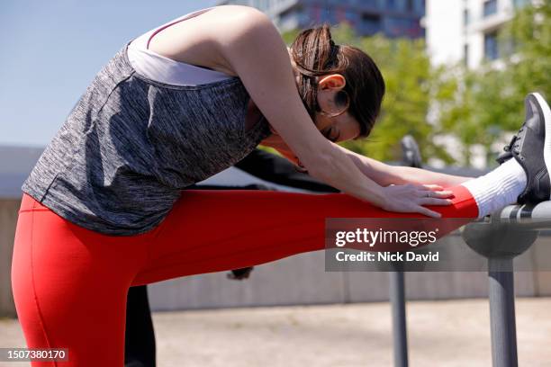 a women training at an outdoor gym in the city - human muscle stock pictures, royalty-free photos & images