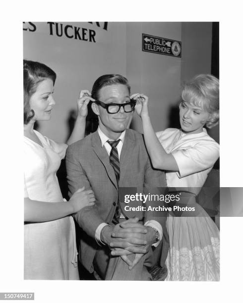 Joan Blackman and Joey Heatherton adjust Richard Chamberlain's glasses in promotion for the film 'Twilight Of Honor', 1963.