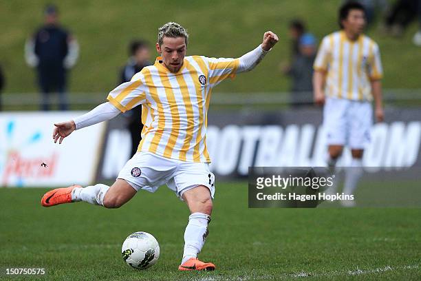 David Mulligan of Central United passes during the 2012 Chatham Cup Final match between Lower Hutt City and Central United at Newtown Park on August...
