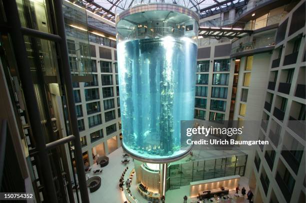 Opening of the Radisson SAS Hotel in Berlin on 05/03/04, The " Aqua-Dom ", attraction of the lobby of the hotel.