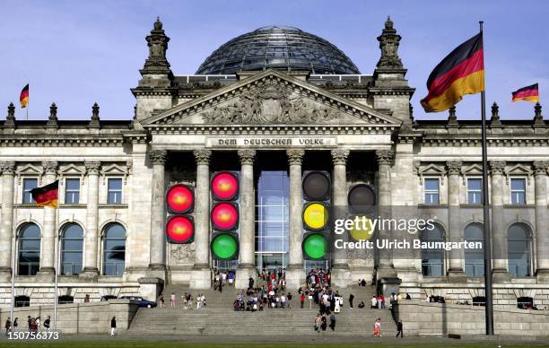 The German Reichstag, Our picture shows traffic lights at the Reichstag with all kinds of party colours of coalitions, [M]