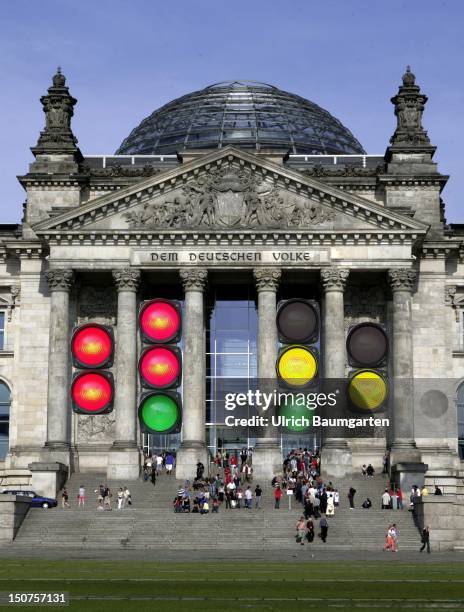 The German Reichstag, Our picture shows traffic lights at the Reichstag with all kinds of party colours of coalitions, [M]