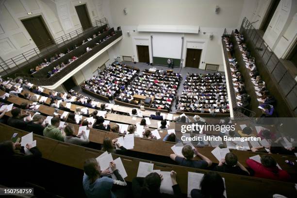 Ludwig Maximilian University of Munich - Ludwig-Maximilians-Universitaet Muenchen, Our picture shows a fully occupied lecture large hall during a...