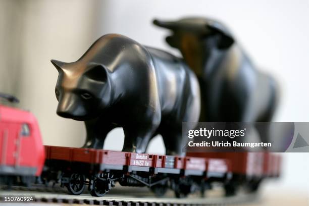 Figure of bull and bear on a goods train, Symbol for the IPO of the Deutsche Bahn AG.