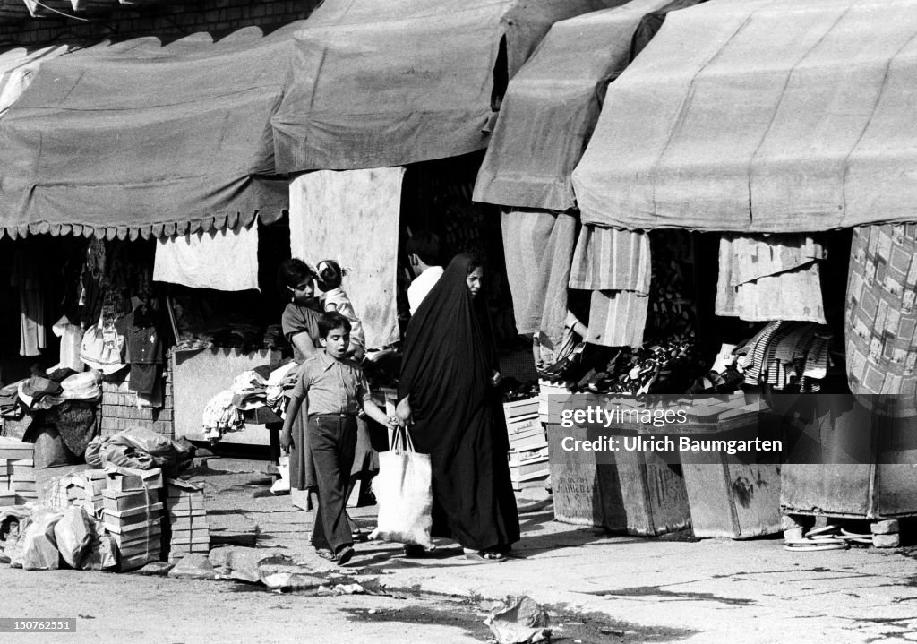 Street scene in the bazaar quarter of the Iraqi capital city Baghdad.