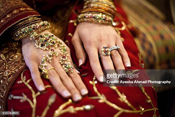 pakistani bridal jewelry - pakistani gold jewelry fotografías e imágenes de stock
