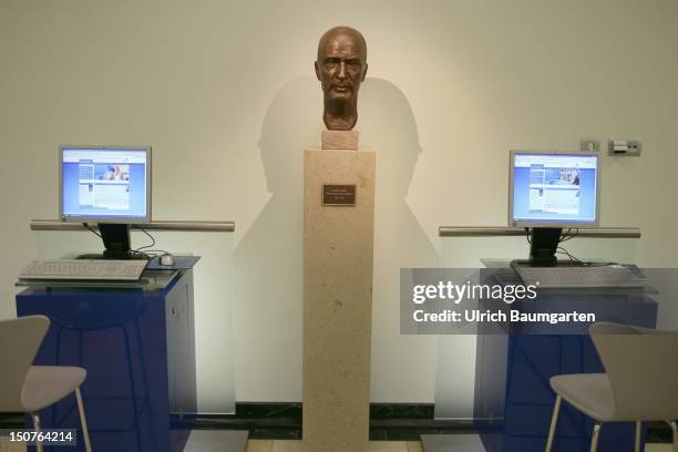 Bust of Alfried Krupp von Bohlen und Halbach in the RWE pavilion.