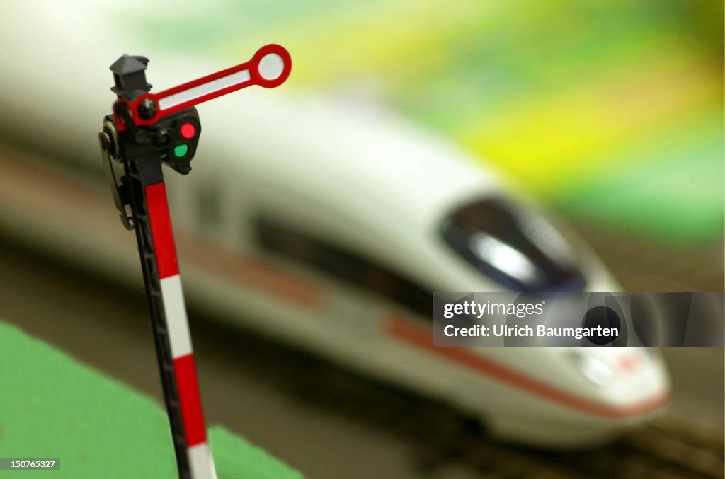 Feature: red signal for the Deutsche Bahn AG / for the ICE 3, Model of the ICE 3 (out of focus) standing in front of a red signal.