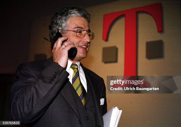 Ron SOMMER, chariman of the board of management of the Deutsche Telekom AG in Bonn, Our picture shows SOMMER bussy phoning with his handy in front of...