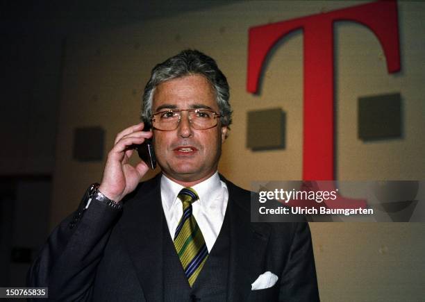 Ron SOMMER, chairman of the board of management of the Deutsche Telekom AG in Bonn, Our picture shows SOMMER bussy phoning with his handy in front of...