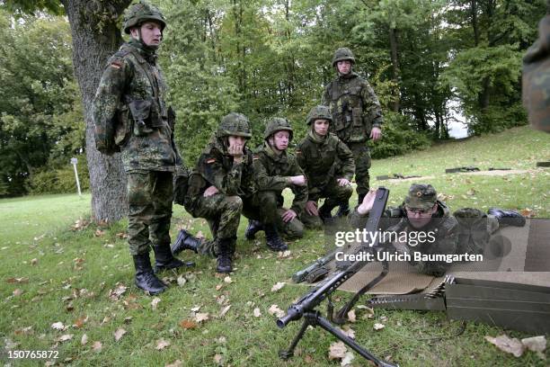 Volunteers in the German Federal Army - basic training at the Fuehrungsunterstuetzungsbataillon 282, Trainer demonstrates the soldiers handling the...