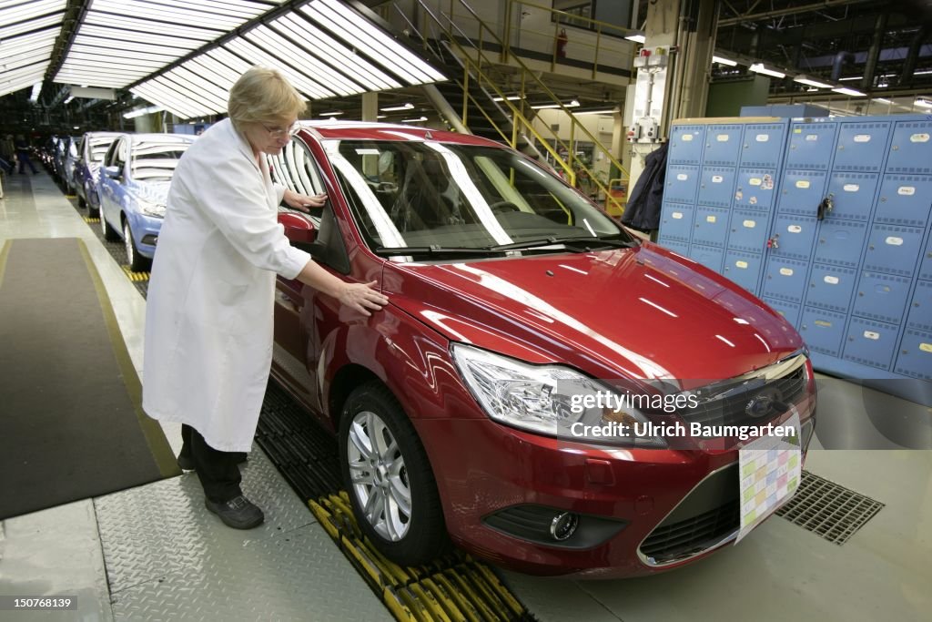 GERMANY, SAARLOUIS, Ford car production at the production location in Saarlouis, Germany, Our picture shows final inspection of the Ford C-Max, checking if there are outside defects for exemple on the lacquer.