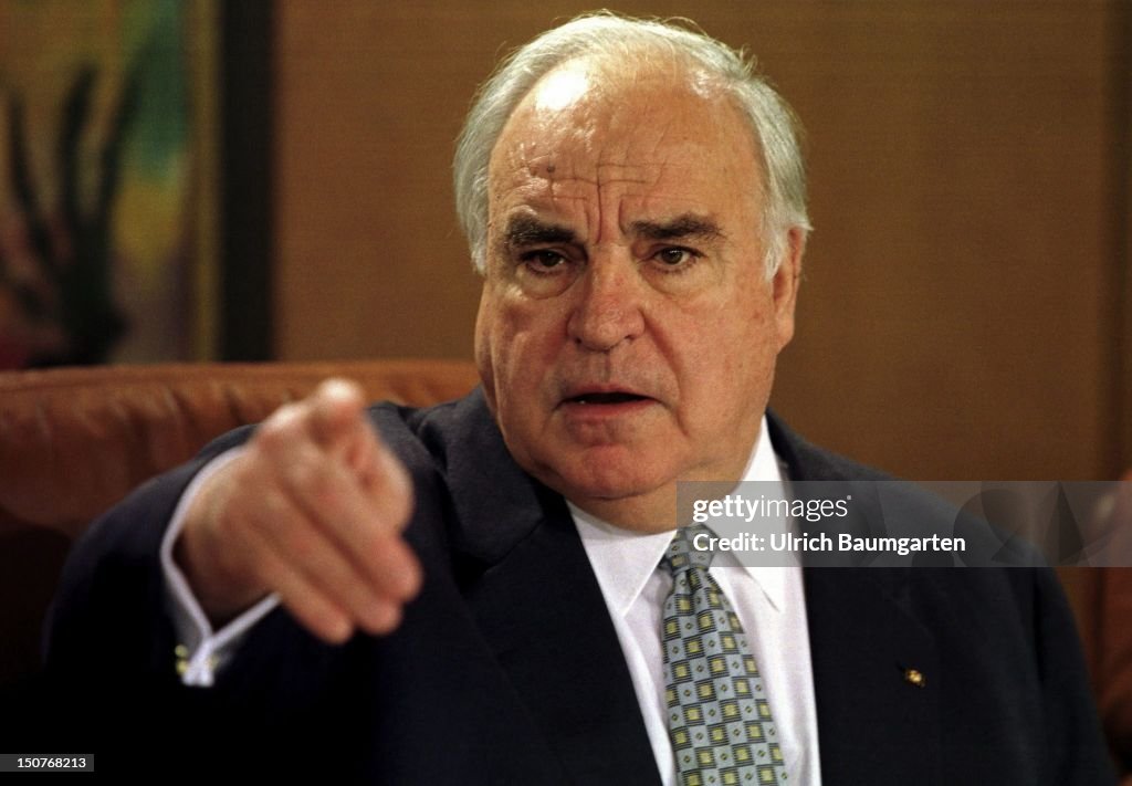 GERMANY, BONN, DR Helmut KOHL, CDU, Federal Chancellor of the Federal Republic of Germany, before a Federal Cabinet Meeting.