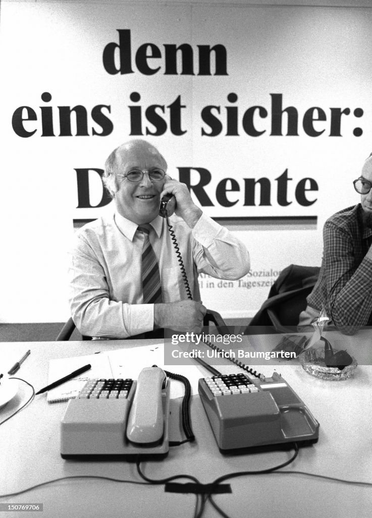 Norbert BLUEM ( CDU ) with phone, in front of the writing " than one½s is safe: The pension ".